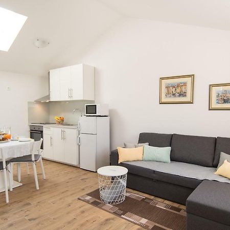 Apartment Bruneta 1 With Sea View Tar-Vabriga Bagian luar foto