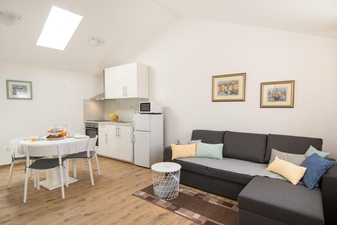 Apartment Bruneta 1 With Sea View Tar-Vabriga Bagian luar foto