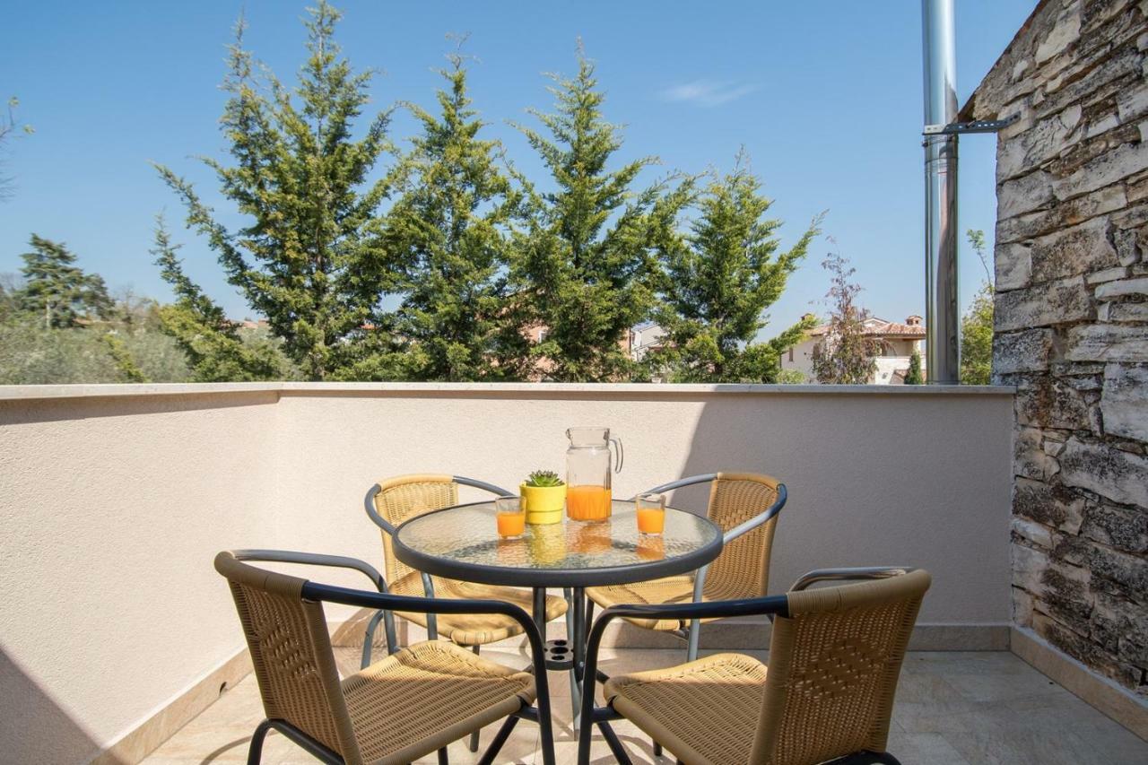 Apartment Bruneta 1 With Sea View Tar-Vabriga Bagian luar foto