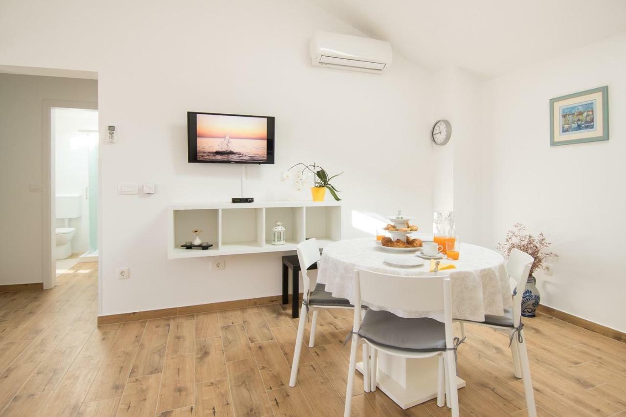 Apartment Bruneta 1 With Sea View Tar-Vabriga Bagian luar foto