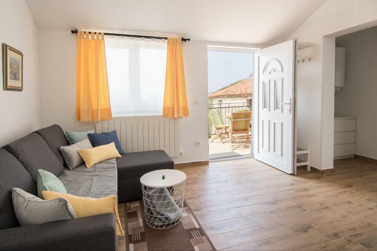 Apartment Bruneta 1 With Sea View Tar-Vabriga Bagian luar foto