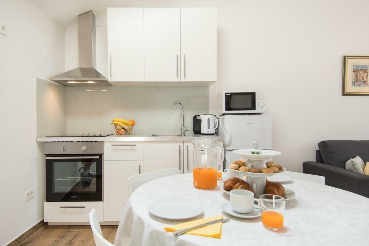 Apartment Bruneta 1 With Sea View Tar-Vabriga Bagian luar foto