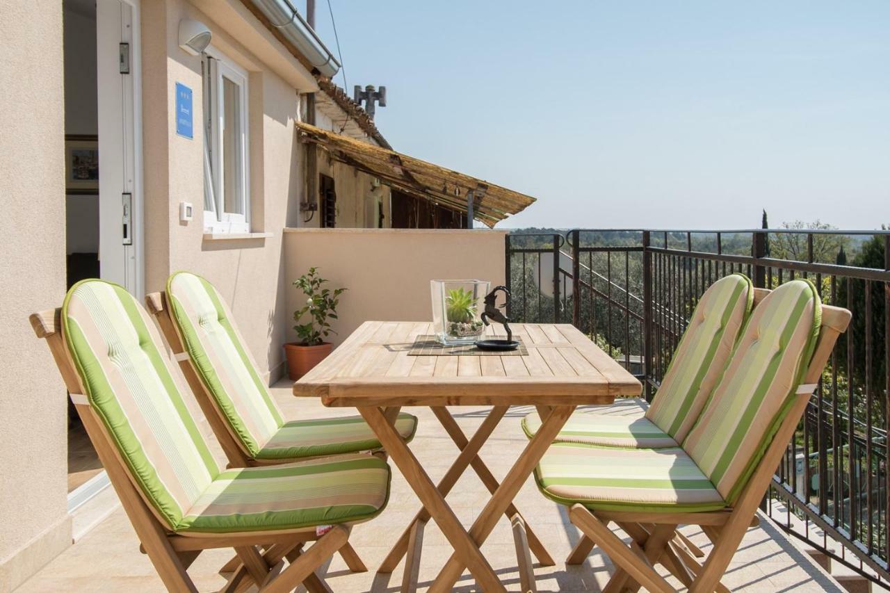 Apartment Bruneta 1 With Sea View Tar-Vabriga Bagian luar foto