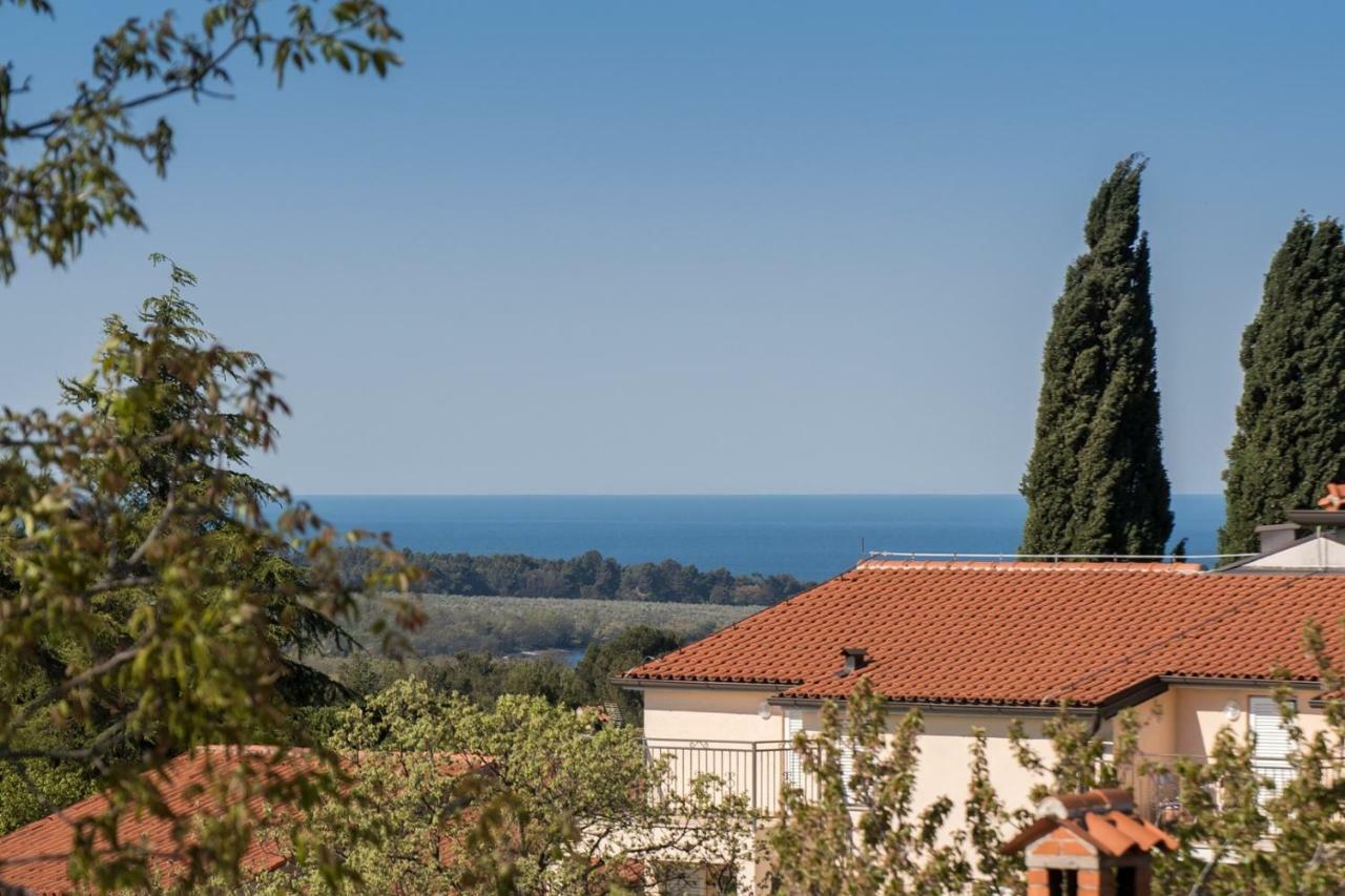 Apartment Bruneta 1 With Sea View Tar-Vabriga Bagian luar foto