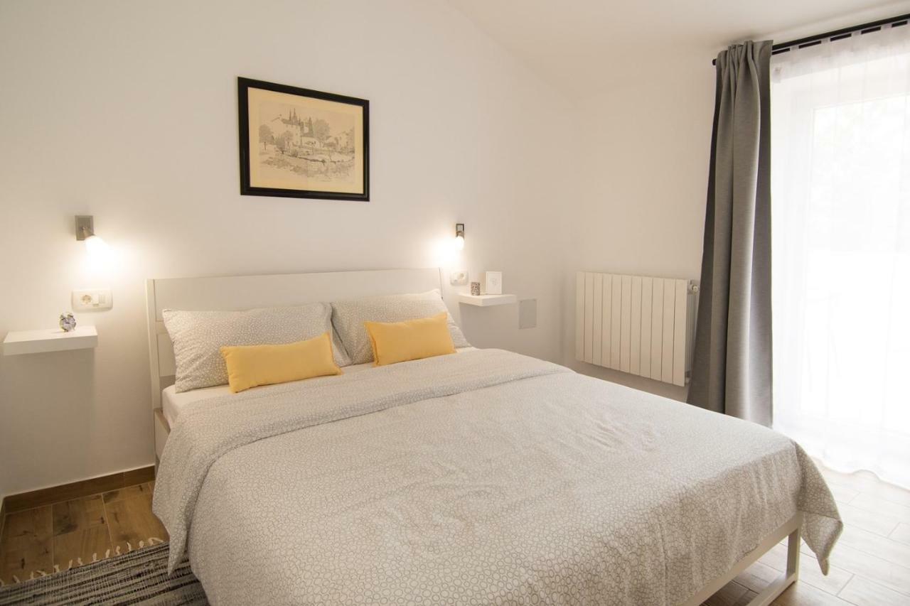 Apartment Bruneta 1 With Sea View Tar-Vabriga Bagian luar foto