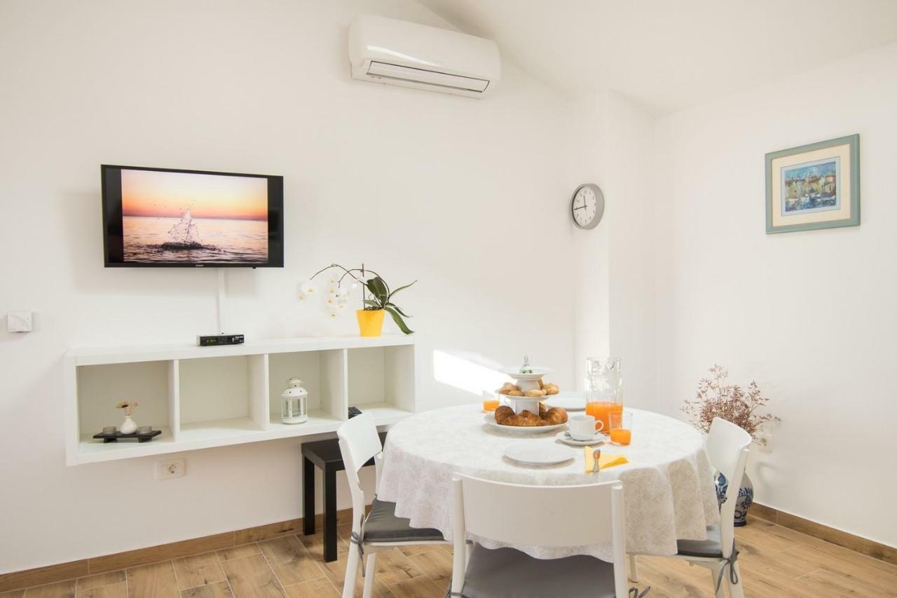 Apartment Bruneta 1 With Sea View Tar-Vabriga Bagian luar foto