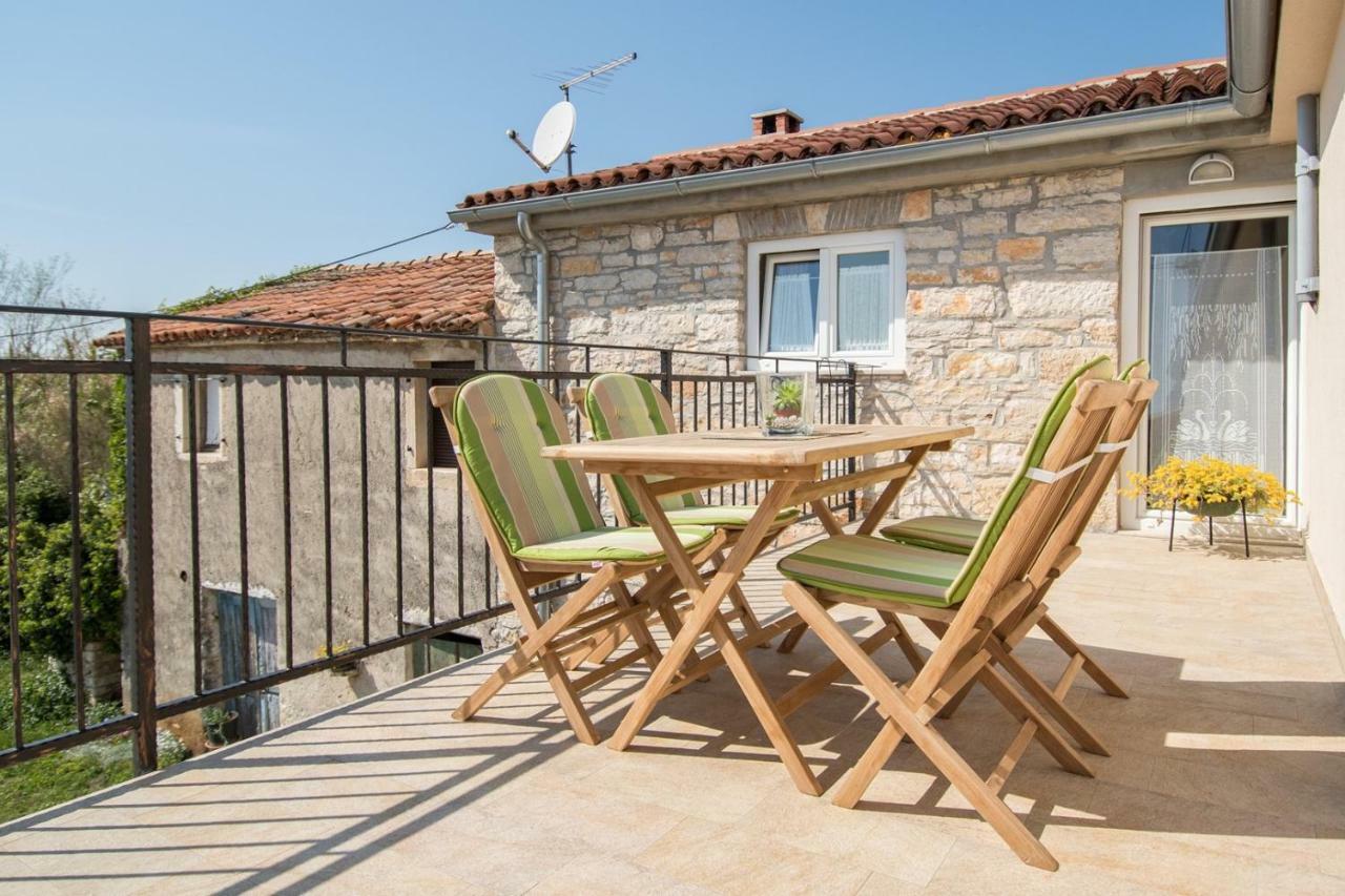 Apartment Bruneta 1 With Sea View Tar-Vabriga Bagian luar foto