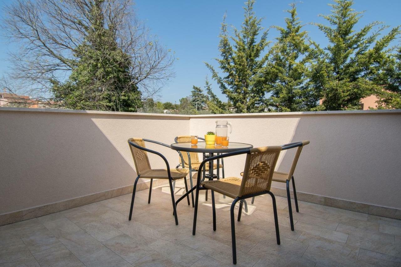 Apartment Bruneta 1 With Sea View Tar-Vabriga Bagian luar foto