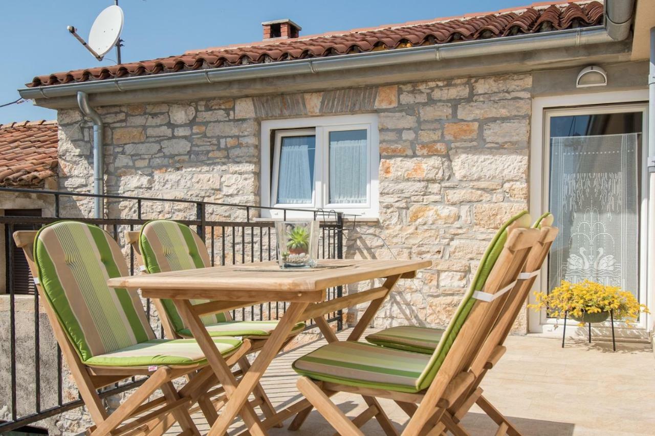 Apartment Bruneta 1 With Sea View Tar-Vabriga Bagian luar foto