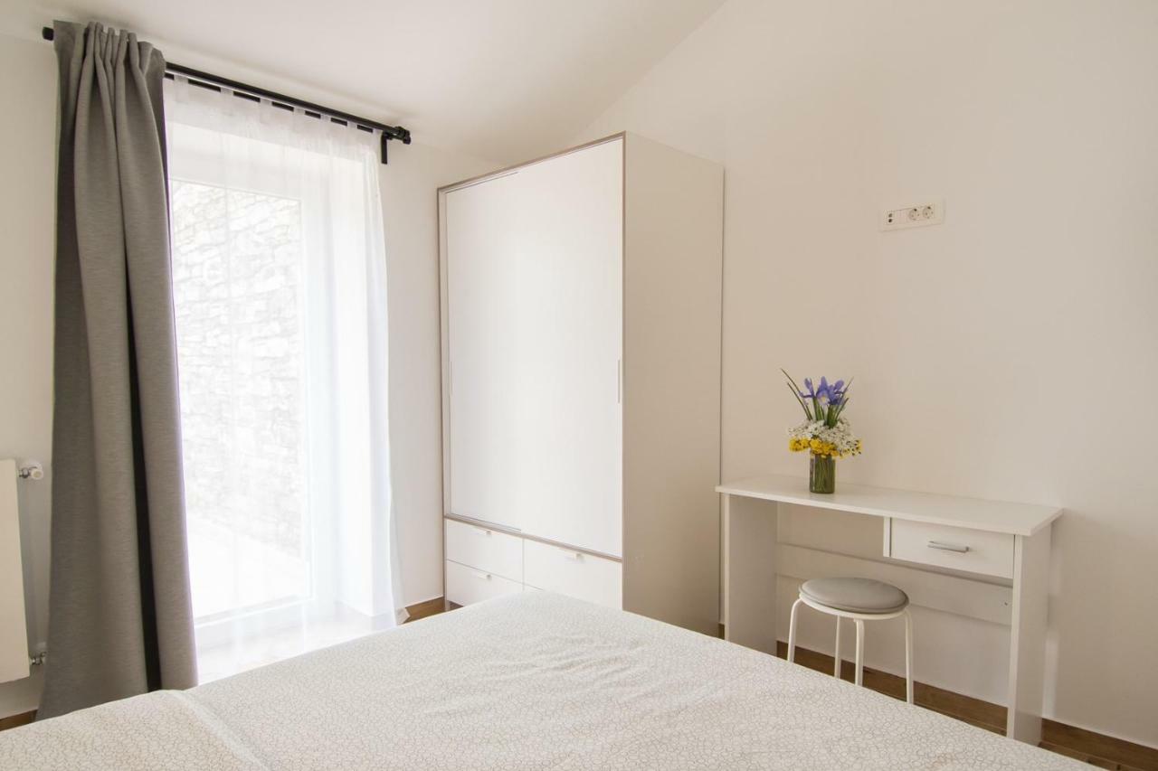 Apartment Bruneta 1 With Sea View Tar-Vabriga Bagian luar foto