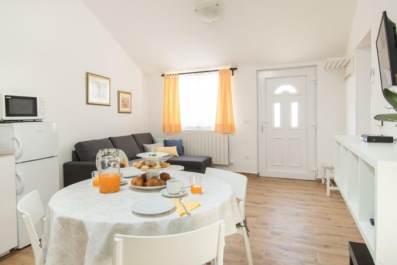 Apartment Bruneta 1 With Sea View Tar-Vabriga Bagian luar foto