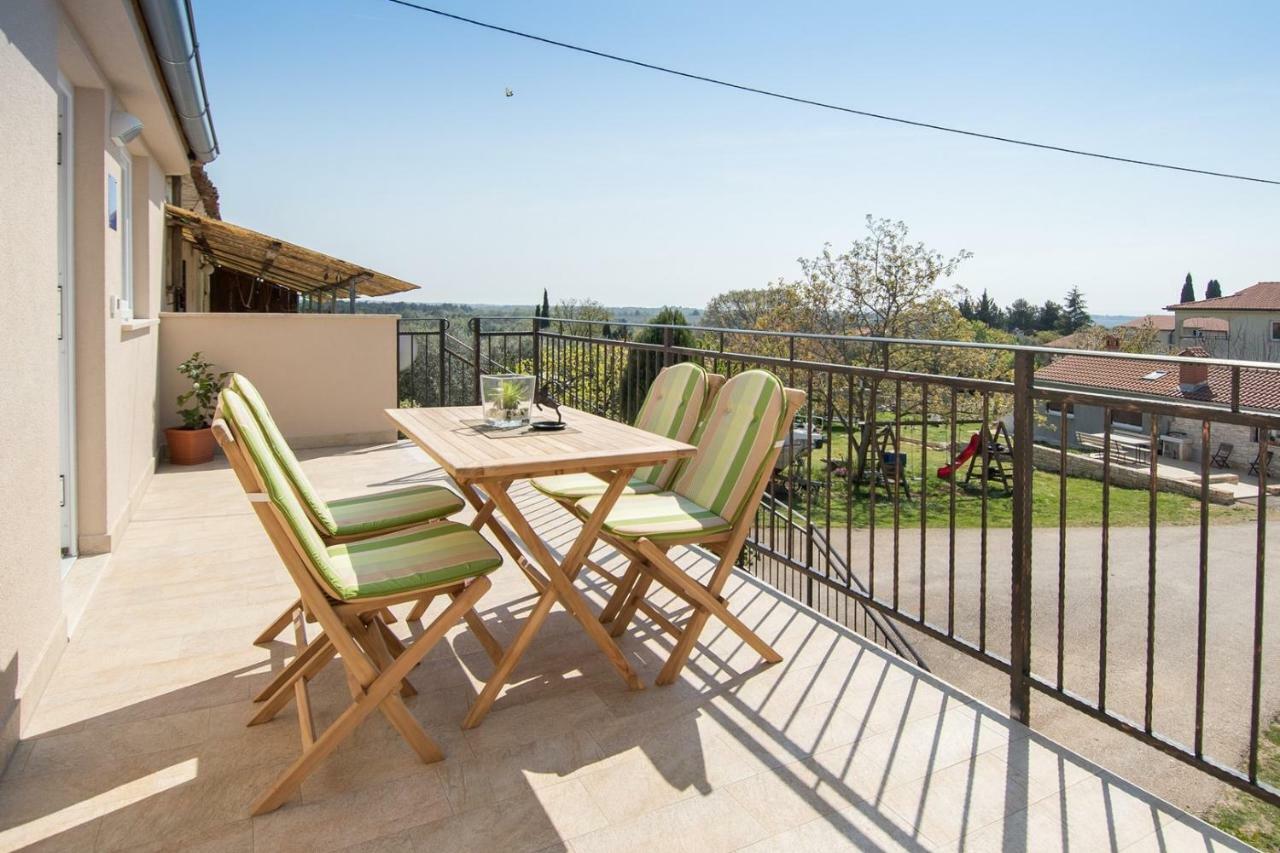 Apartment Bruneta 1 With Sea View Tar-Vabriga Bagian luar foto