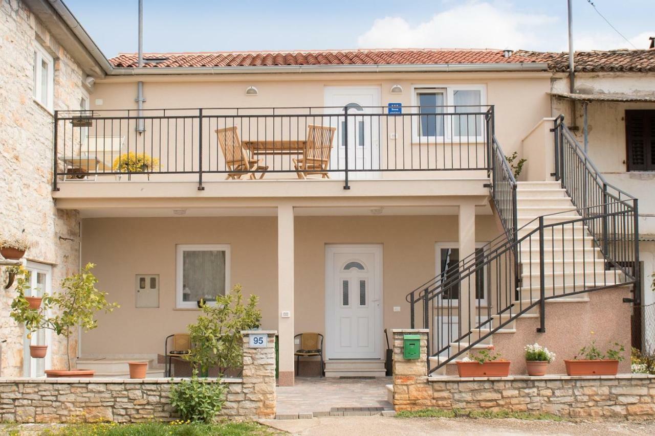 Apartment Bruneta 1 With Sea View Tar-Vabriga Bagian luar foto